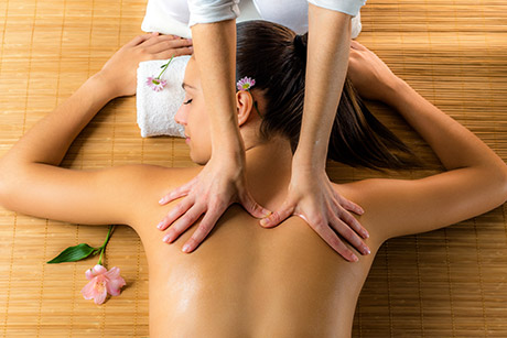 La naturopathie intègre des techniques de massage telles que l'ostéopathie, la chiropratique et bien d'autres.